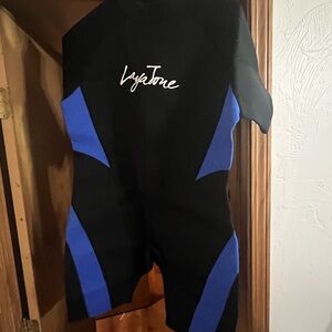 NWT Laya Tone shorty Wetsuit  size xl - Black and Blue I have 2.